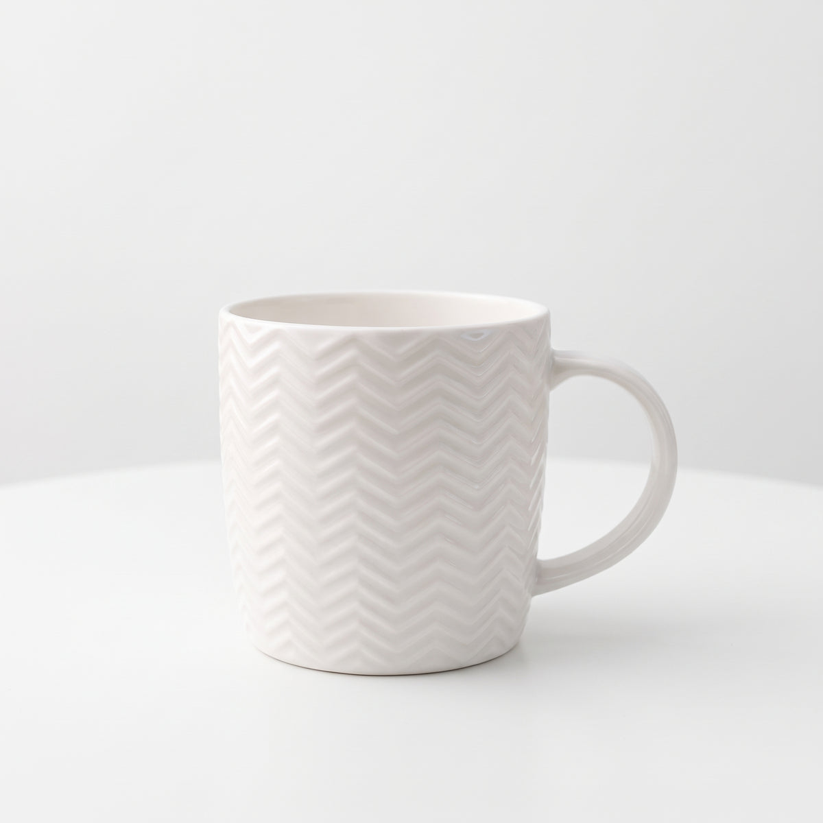 Tasse à café blanche en céramique texturée – Motif chevron élégant