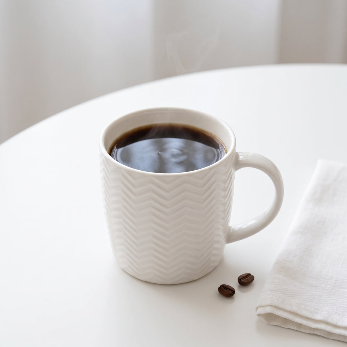 Tasse à café blanche en céramique texturée – Motif chevron élégant