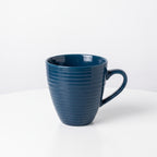 Tasse à café élégante en céramique bleu foncé avec motif ondulé