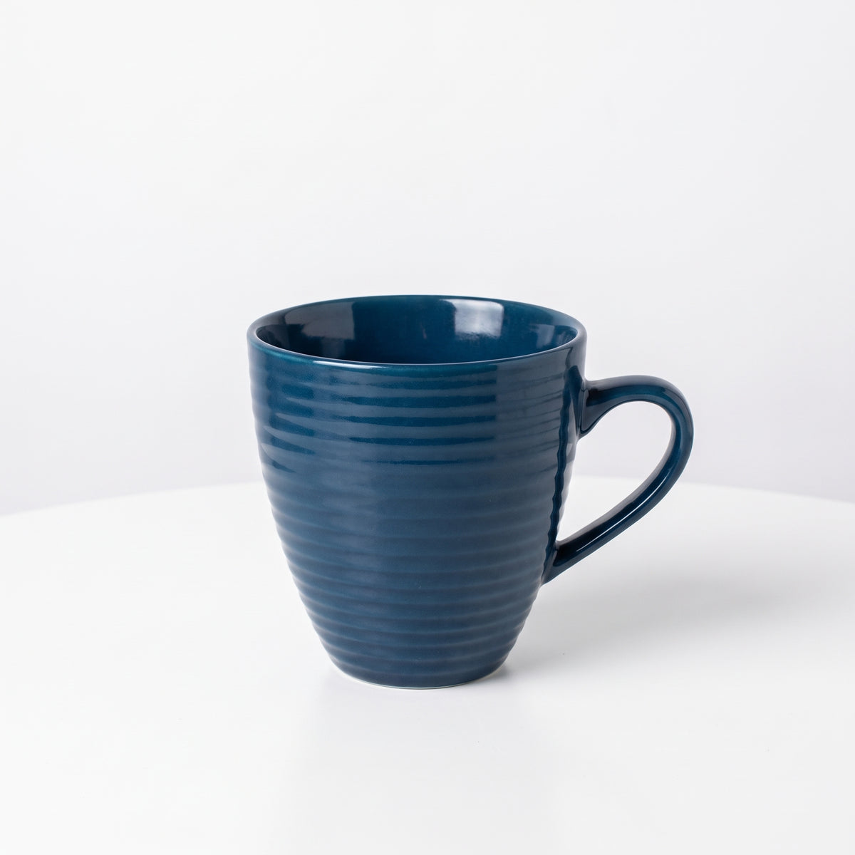 Tasse à café élégante en céramique bleu foncé avec motif ondulé