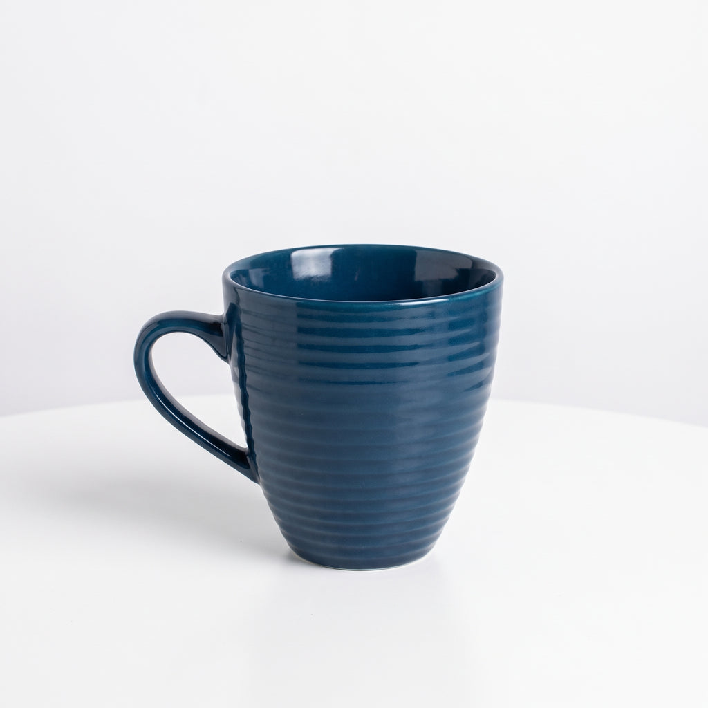 Tasse à café élégante en céramique bleu foncé avec motif ondulé