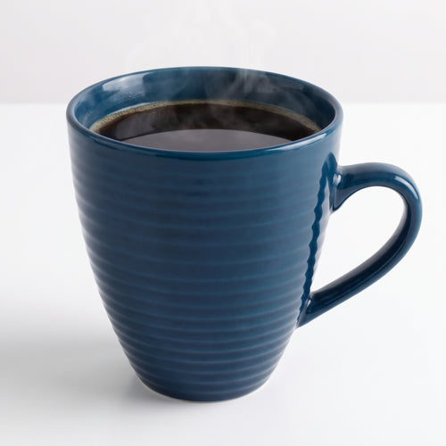 Tasse à café élégante en céramique bleu foncé avec motif ondulé